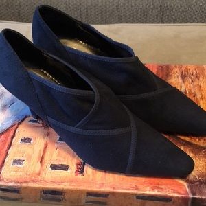 NEW—-Bella Vita Navy Shoes